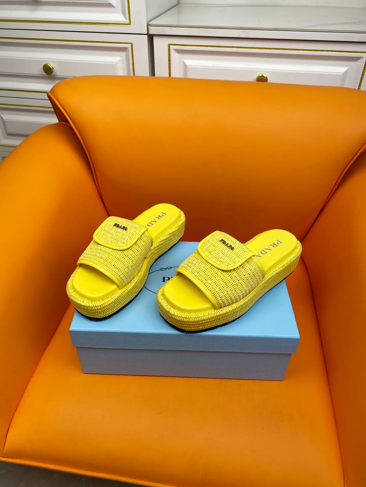 👟👟Ex-factory price 520👟👟 PRADA 2024ss raffia woven slippers This year's popular straw series, lazy people's must-have slippers are so good-looking on the feet. The whole pair of shoes is light, comfortable and bright colors meet the various choices of fashionable people of different styles! Original custom-made raffia Sheepskin lining 1:1 open mold outsole Size number: 35-39 (40 customizations are not returnable)